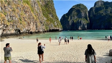 Die weltberühmte Maya Bay am frühen Morgen, bevor der große Touristenstrom kommt.