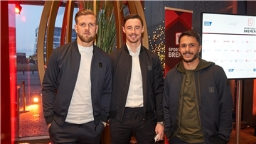 Die Werder-Profis (von links) Niclas Füllkrug, Marco Friedl und Leonardo Bittencourt freuten sich über den Titel „Mannschaft des Jahres“. 