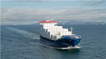 Die „WES Amelie“ war vor zwei Jahren das erste Containerschiff weltweit, das mit flüssigem Erdgas fuhr. Nun soll es auch mit synthetisch hergestelltem Gas fahren.