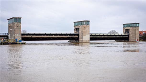 Die Weser führt im Landkreis Nienburg/Weser Hochwasser.