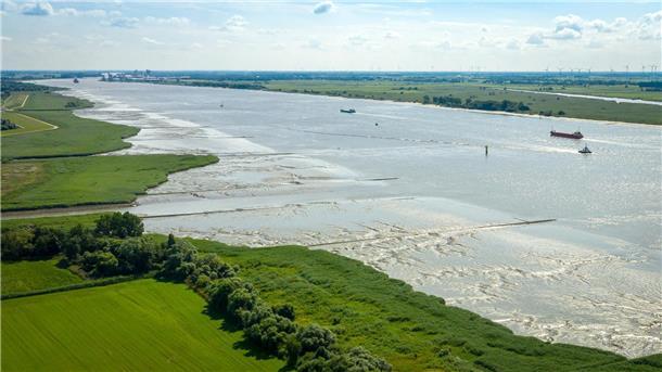 Die Weser zwischen Brake und Nordenham - die Luftaufnahme entstand mit einer Drohne. Über die geplante erneute Vertiefung des Flusses wird seit zwei Jahrzehnten gestritten.