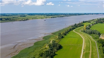 Die Weser zwischen Brake und Nordenham (Luftaufnahme mit einer Drohne). 