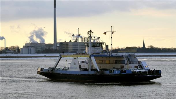 Die Weserfähre auf der Weser vor Blexen.