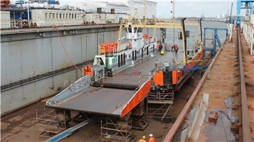 Die Weserfähre „Kleinensiel“ liegt in der Bredo-Werft in Bremerhaven, wo sie den großen „Fähren-TÜV“ erhält.