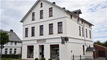 Die Wesermarsch profitiert schon seit 20 Jahren von Leader: Mit Geld aus dem Fördertopf wurde zum Beispiel das Historische Kaufhaus in Abbehausen saniert.