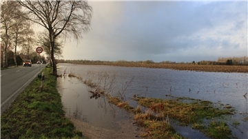 Die Wesermünder Straße in Höhe Heidekultur droht, von den Wassermassen überschwemmt zu werden. Der tiefe Graben am Straßenrand kann die Wassermassen, die vom Feld her kommen, noch gerade so aufnehmen.