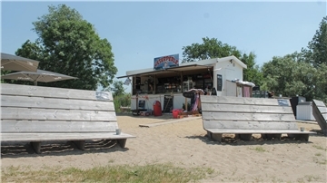 Die Weserperle am Dedesdorfer Strand kann nicht nur Erfrischung, sondern auch Musik.
