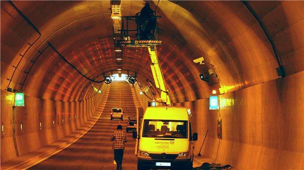 Die Wesertunnel-Röhren werden Mitte Oktober nachts gewartet. Dafür werden Vollsperrungen erforderlich sein. (Archivfoto)