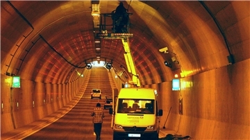 Die Wesertunnel-Röhren werden Mitte Oktober nachts gewartet. Dafür werden Vollsperrungen erforderlich sein. (Archivfoto)