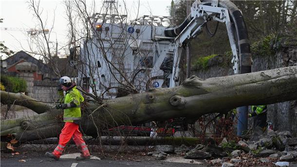 Sturm Éowyn: Ein Toter in Irland Die Wetterlage in Irland und Großbritannien bleibt angespannt.