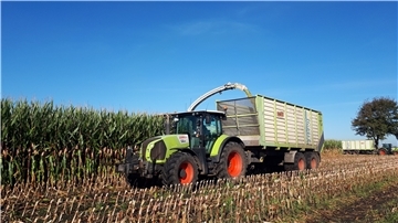 Ein Ernte-Traktor auf dem Feld.