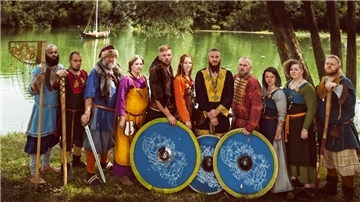 Die Wikingergruppe „Eiswölfe vom Donaufjord“ stellt das Leben und Handwerk der Wikinger zwischen 900 und 1100 dar. 