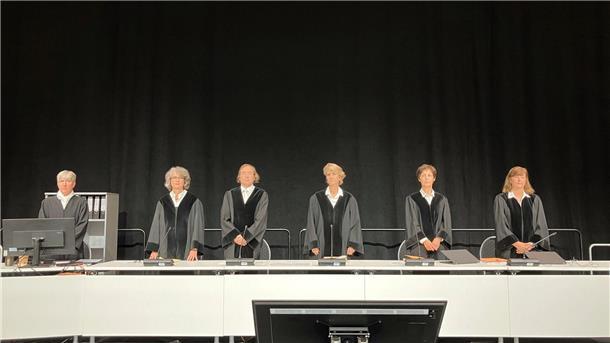 Wirecard-Musterprozess beginnt mit Watschn - für ein Gericht Die Wirecard-Pleite im Sommer 2020 bedeutete für die Aktionäre Milliardenverluste. Ein Musterverfahren vor dem Bayerischen Obersten Landesgericht soll klären, ob die Anleger Schadenersatz beanspruchen können.