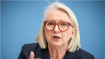 Die „Wirtschaftsweise“ Monika Schnitzer hat als Maßnahme gegen den Fachkräftemangel mehr Zuwanderung vorgeschlagen.