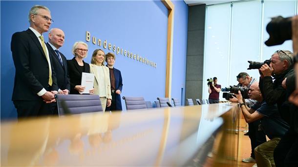Die Wirtschaftsweisen Martin Werding (v.l.), Achim Truger, Monika Schnitzer (Vorsitzende), Ulrike Malmendier und Veronika Grimm haben keine guten Nachrichten für die Regierung.