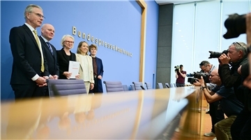 Die Wirtschaftsweisen Martin Werding (v.l.), Achim Truger, Monika Schnitzer (Vorsitzende), Ulrike Malmendier und Veronika Grimm haben keine guten Nachrichten für die Regierung.