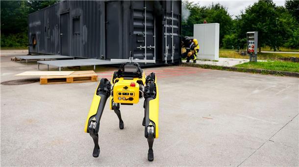 Roboter „Byte“ lernt Umgang mit Waldbränden Die Wissenschaftler füttern „Byte“ mit Daten zu verschiedensten Brandszenarien.