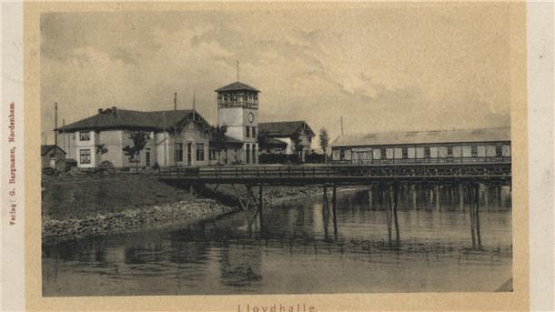 Die wohl älteste Karte von Nordenham zeigt die Lloydhalle. Sie wurde von 1890 bis 1897 vom Norddeutschen Lloyd als Aufenthalts- und Abfertigungsgebäude genutzt. Zu der Zeit wurden in Bremerhaven neue Hafenanlagen gebaut, der Norddeutsche Lloyd wich nach Nordenham aus. Auf dem Turm hat beim Auslaufen eines Schiffes zum Abschied eine Kapelle aufgespielt.