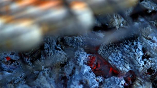 Holzkohle in einem Grill.