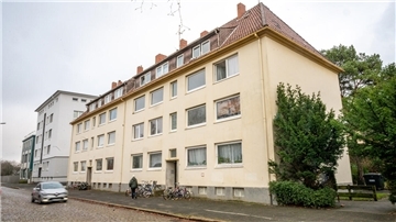 Die Wohnungen in der Hansastraße gelten als Übergangswohnheim und gehören der Gemeinnützigen Wohnungsgesellschaft Bremerhaven (GWF). Das Haus soll abgerissen werden. 