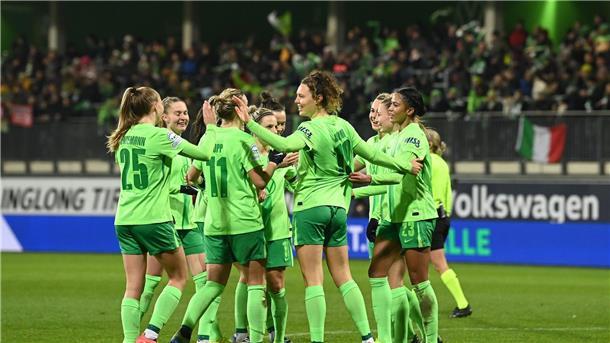 Die Wolfsburgerinnen feiern den Einzug ins Viertelfinale der Königsklasse.  