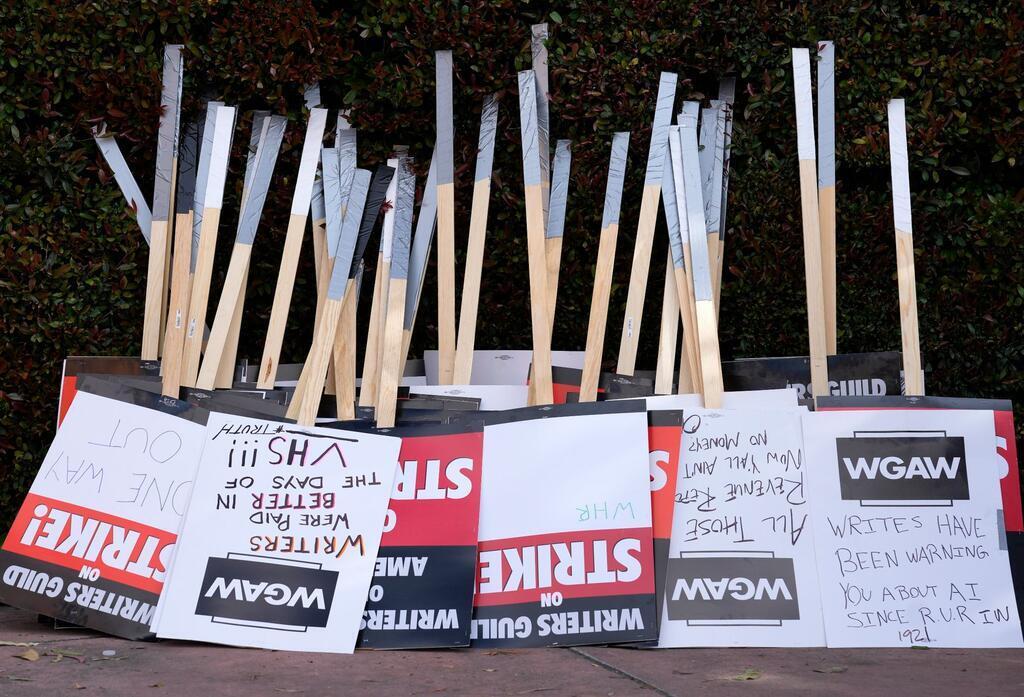 Die Writers Guild of America (WGA) stellt trotz vorläufiger Einigung klar: Niemand fange wieder an zu arbeiten, bevor die Gewerkschaft dies nicht ausdrücklich erlaube.