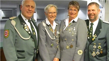 Die Wulsdorfer Herbstmajestäten (von links): Gerhard Huth (König), Gitta Helms (Königin) Elke Wilken (Vizekönigin) und Frank Herrmann (Vizekönig)