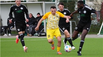 Die Wulsdorfer mit Saikou Jaiteh Njie (rechts) gewannen das Derby gegen den TuSpo Surheide und Behar Nebihi (Nr. 11) vor 14 Tagen mit 3:2. Nun hofft der TSVW auf die Schützenhilfe der Surheider beim Vorletzten SC Weyhe.