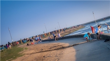 Die Wurster Nordseeküste - hier der Strand von Dorum-Neufeld - ist beliebt bei Urlaubern. Dennoch rechnet die Kurverwaltung für dieses Jahr mit weniger Gästen.