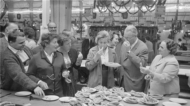Die Wurstprüfungskommission auf dem Oktoberfest im Jahr 1973.