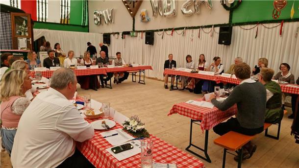 Die Wurstprüfungskommission prüft den Geschmack von Schweinswürsten.