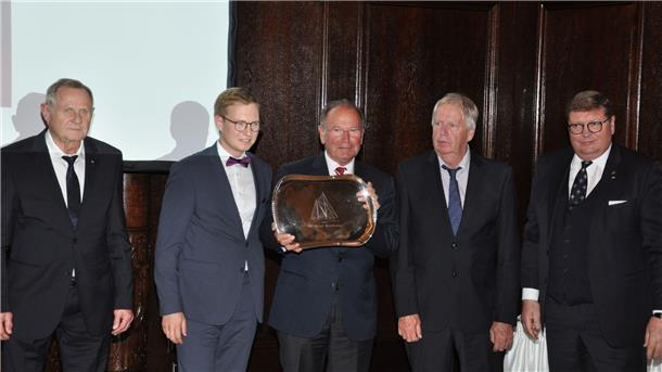 Die „Xenia“-Crewmitglieder (von links) Horst Schliep, Jesper Kuhlmann, Eigner Dr. Bernhard Buchwald und Horst Wolter präsentieren den „Rolf-Schmidt-Gedächtnispreis“, der ihnen vom SKWB-Vorsitzenden Michael Rapp in der oberen Rathaushalle in Bremen verliehen wurde.