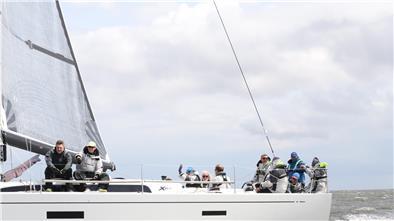 Die „Xenia“ vom Weser-Yacht Club beim Start zur Regatta von Cuxhaven nach Helgoland. In der „Glück Early Bird Series“ kam das Team auf den vierten Platz.