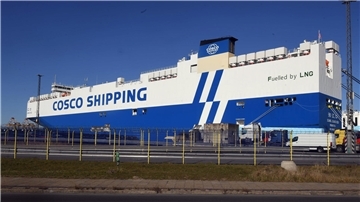 Die „Xiang Jiang Kou“ liegt am BLG-Autoterminal in Bremerhaven. Das Schiff kann bis zu 7.000 Standardfahrzeuge laden. 