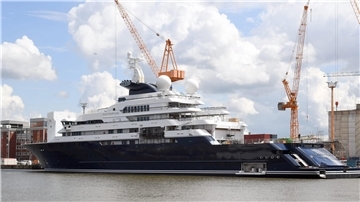 Eine Yacht an der Ausrüstungskaje der Lloyd Werft
