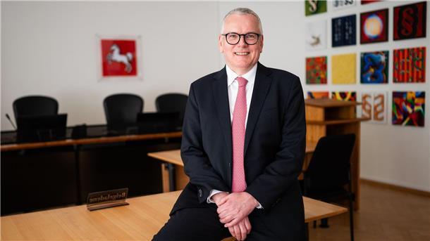 Massiver Anstieg asylrechtlicher Verfahren Die Zahl asylrechtlicher Verfahren ist im Jahr 2024 an den Verwaltungsgerichten gestiegen, in den ersten Monaten dieses Jahres sogar rasant.