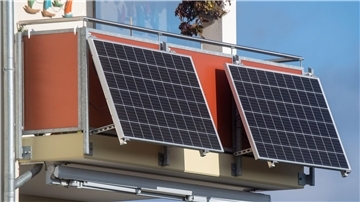 Zwei Solarmodule an der Balkonwand.