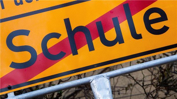 Mehr Schüler und Schülerinnen fehlen unentschuldigt Die Zahl der Kinder und Jugendlichen, die unentschuldigt in der Schule fehlen, ist vielerorts in Niedersachsen gestiegen. (Symbolbild)