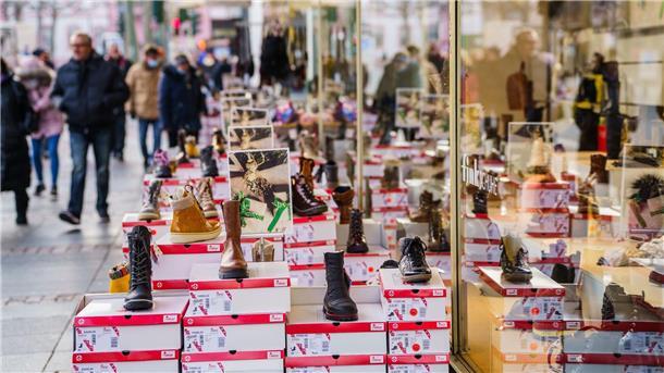 Jedes zehnte Schuhgeschäft schließt Die Zahl der Schuhgeschäfte in Deutschland hat sich im vergangenen Jahr um 13 Prozent verringert.