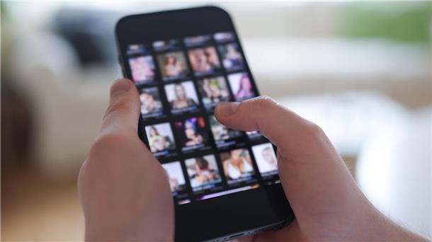 Die Zahl der von digitaler Gewalt betroffenen Mädchen und Frauen steigt - Niedersachsen will dagegen vorgehen. (Symbolbild)