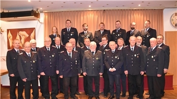 Die zahlreichen Geehrten stellten sich mit Abschnittsleiter Henning Herzig zum Erinnerungsfoto auf.