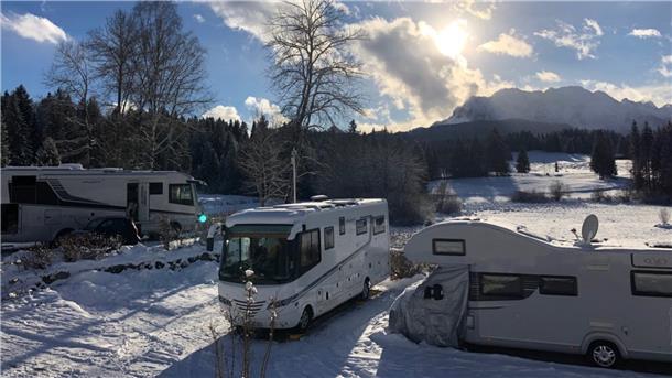 Wohnmobile auf einem Campingplatz