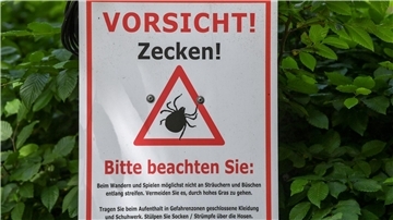 „Vorsicht! Zecken!“ steht auf einem Warnschild im Biosphärenreservat Schorfheide-Chorin. 