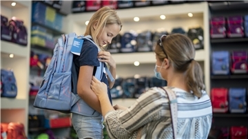 Die zehnjährige Eva kauft mit ihrer Mutter einen neuen Schulranzen für die 5. Klasse. Nicht nur zur Einschulung, sondern zumeist auch beim Wechsel nach der vierten Klasse sind teure Neuanschaffungen nötig.