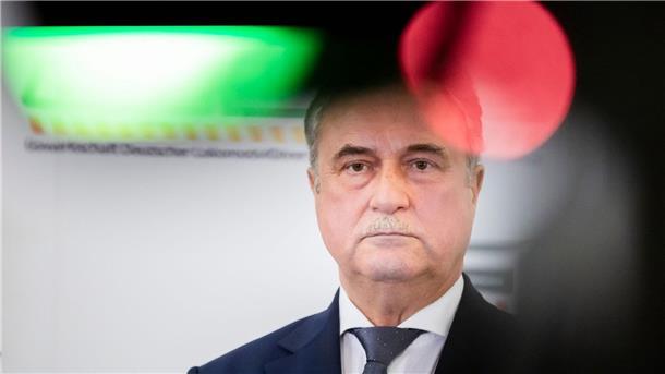 Die Zeichen stehen auf Rot: Der GDL-Vorsitzende Claus Weselsky in Berlin.