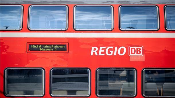 Ein Zug steht am Gleis.