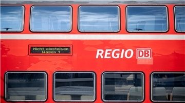 Ein Zug steht am Gleis.