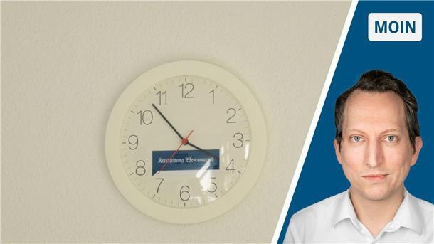 Es ist eine Uhr zu sehen. Sie zeigt kurz vor 16 Uhr an. 