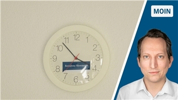 Es ist eine Uhr zu sehen. Sie zeigt kurz vor 16 Uhr an. 