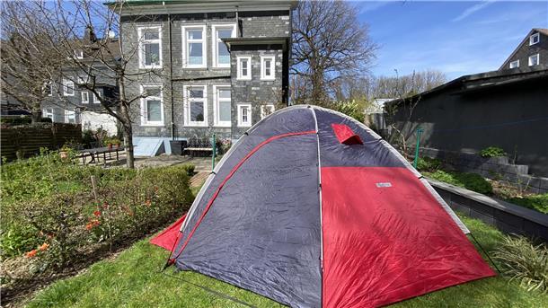 Kreis Cuxhaven: Gastgeber fürs Campen im Privatgarten gesucht Die Zeltplätze von "ZeltzuHause" sind sehr persönlich. Rund 250 hat Nina Heyder bislang im Angebot.
